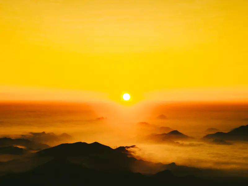 上句:雪落千山静，请写下句日出万丈高