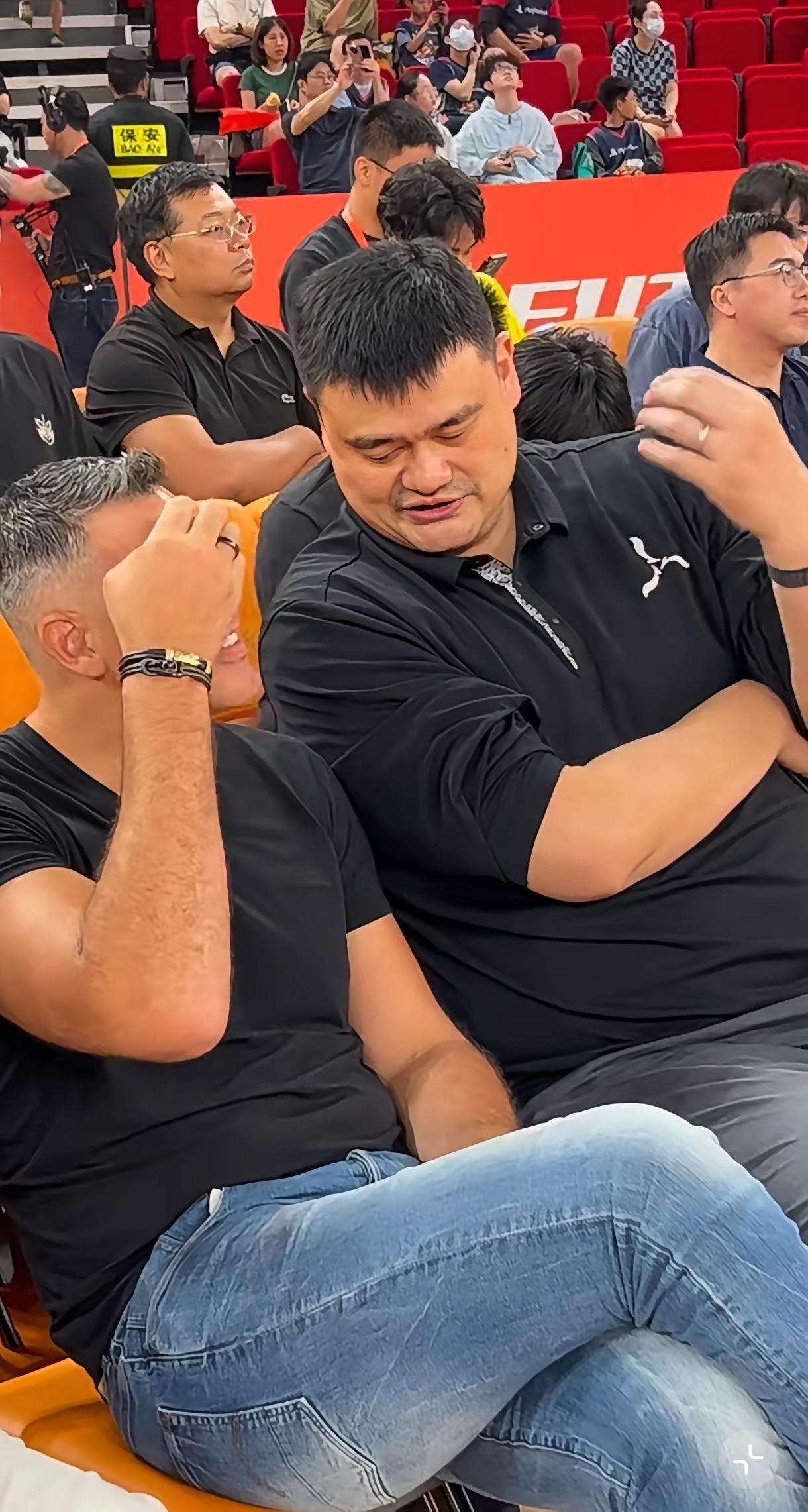 姚明穿的衣服是什么牌子的？看上去像大风车