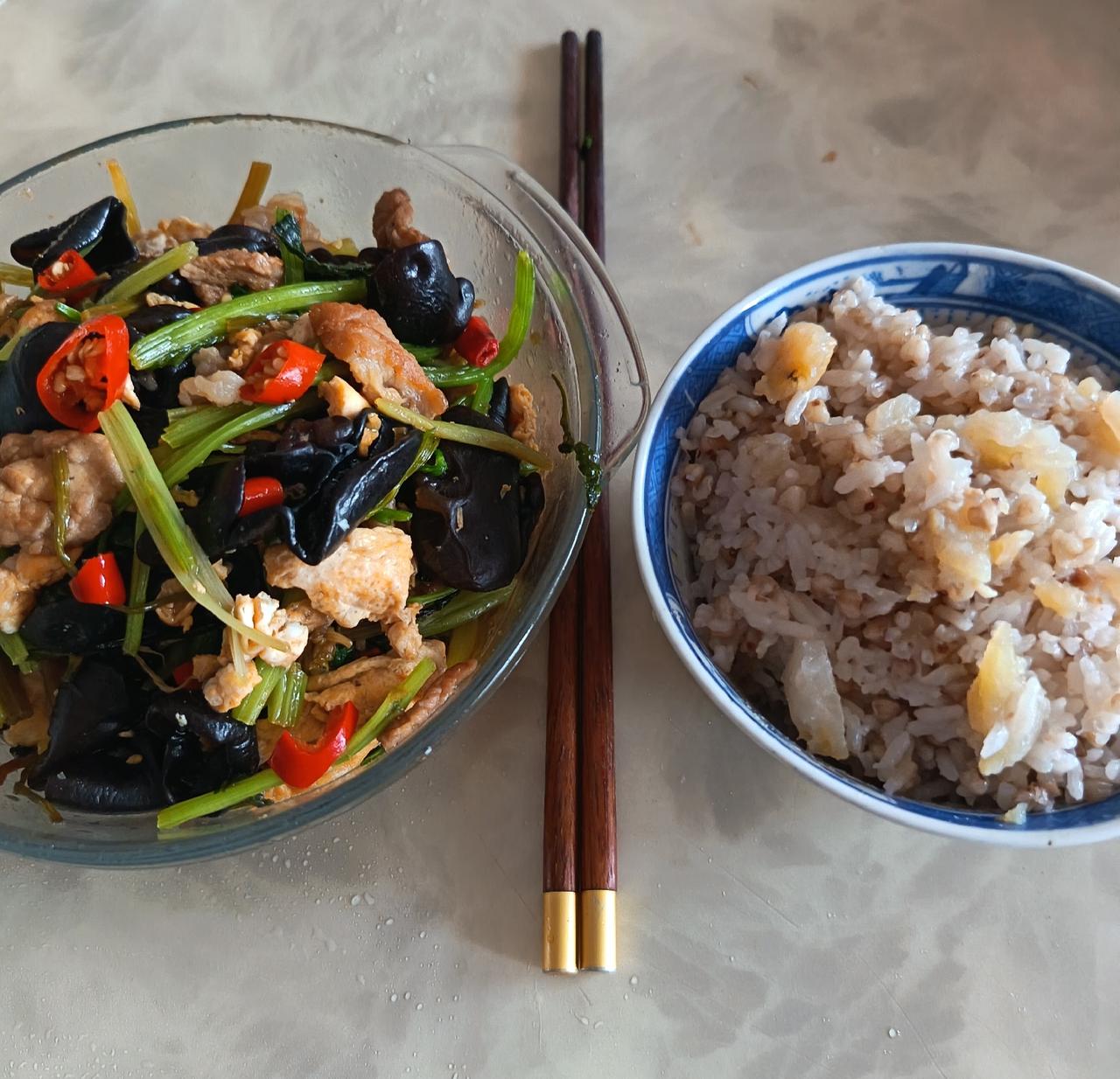 今年从5月份到现在，体重目前减了20来斤，很开心。

取得这么“骄人”的成绩，除