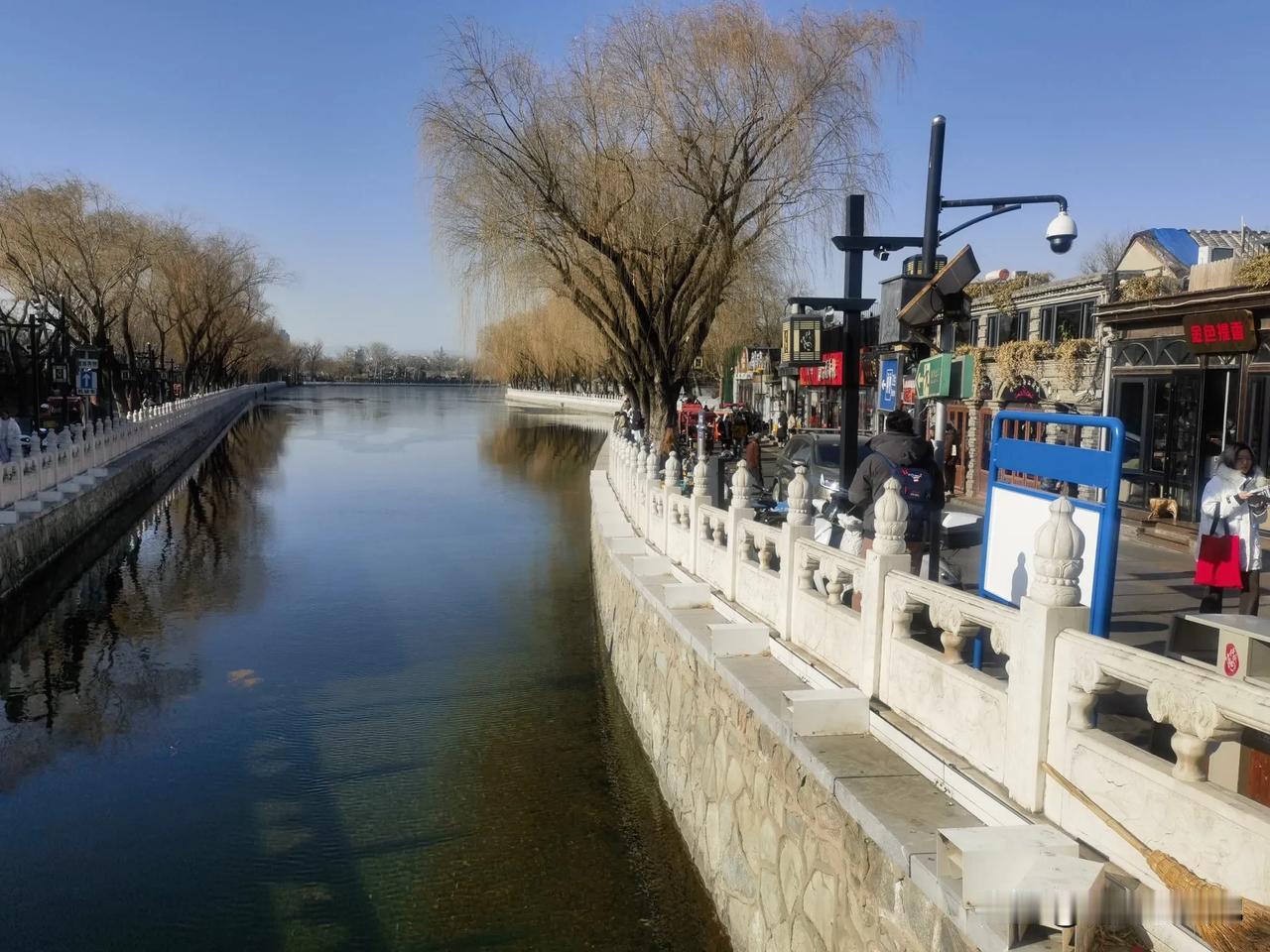 今年真是个暖冬，
什刹海冰场好像开不了了！
往年12月底就试营业，元旦正式开业！