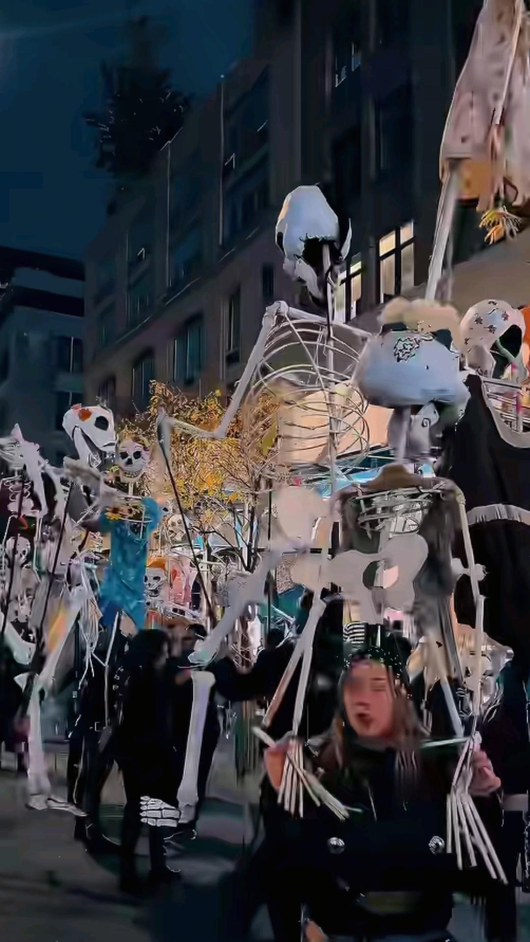 万圣节到了，美国人庆祝的方式却一点不文明，尽管是发达国家，应该好好享受现代文明成