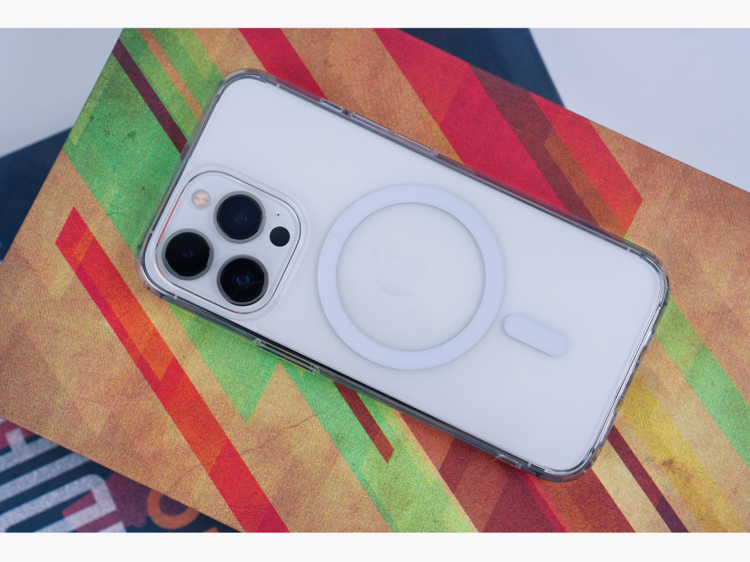 给iPhone 13 Pro换个手机壳，邦克仕的晶磁系列透明磁吸保护壳，下次再换