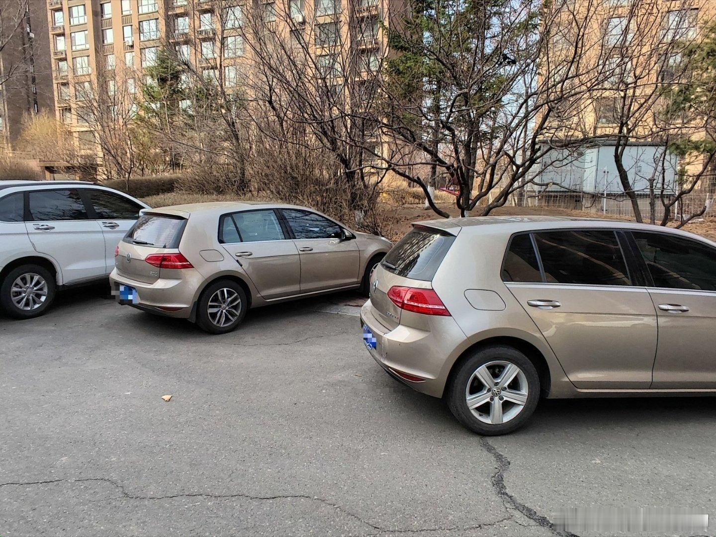 楼下偶遇两台高尔夫A7，左边旗舰、右边豪华，瞬间把记忆拉回2013年提车的那天当