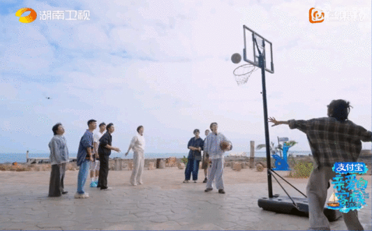 张宸逍三投三中别人还在热身，张宸逍直接三投三中秀翻全场张宸逍亲爱的客栈