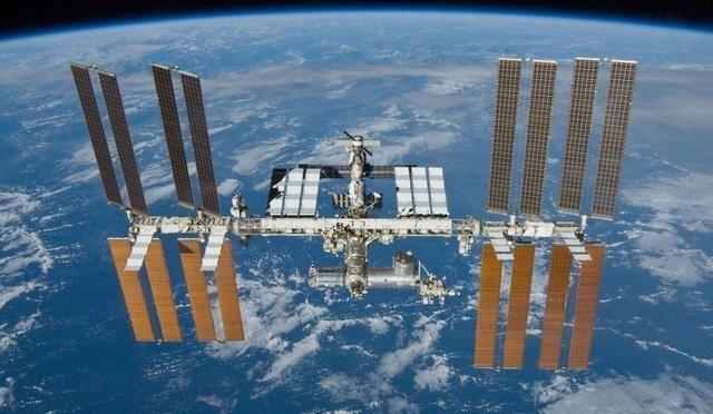 为什么大家都不提中国空间站了？没脸提？100 吨对 420 吨，数字差距一目了然