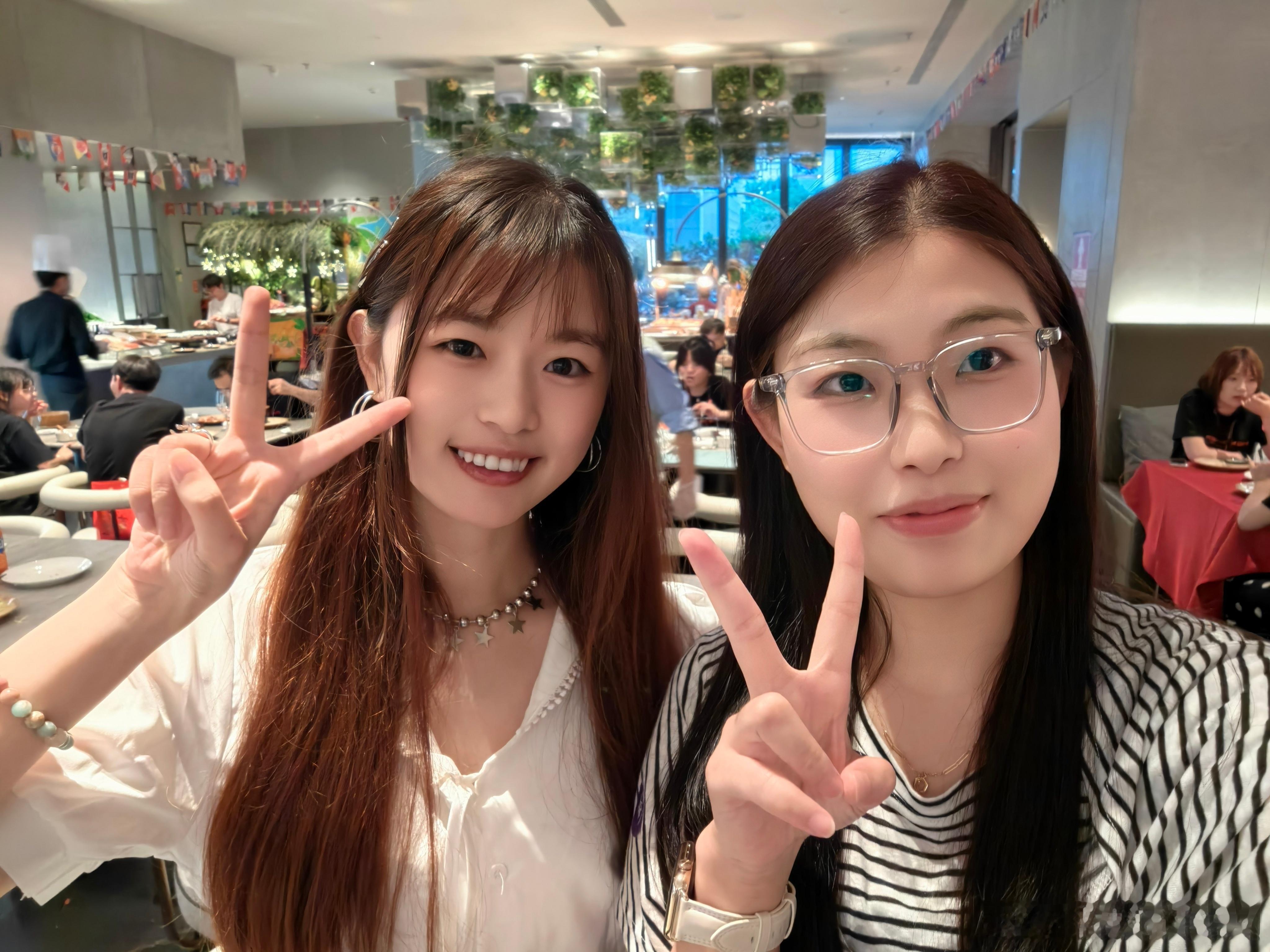 终于跟老师合照了默契抬起了剪刀手✌🏿下次再一起碰杯🍻 