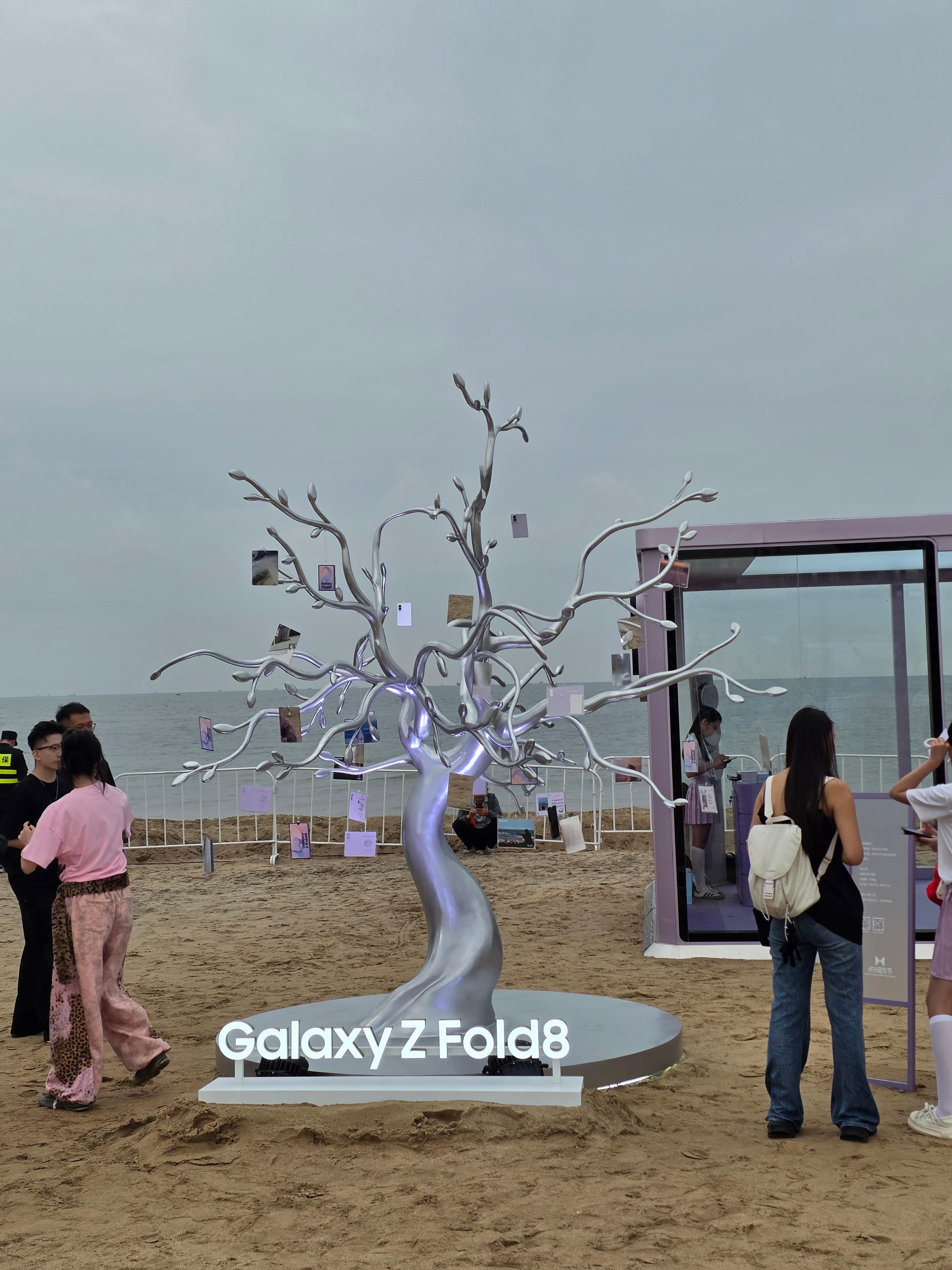 逛阿那亚虾米音乐节被三星展台圈粉！Galaxy Z Fold 8 机身质感真的绝
