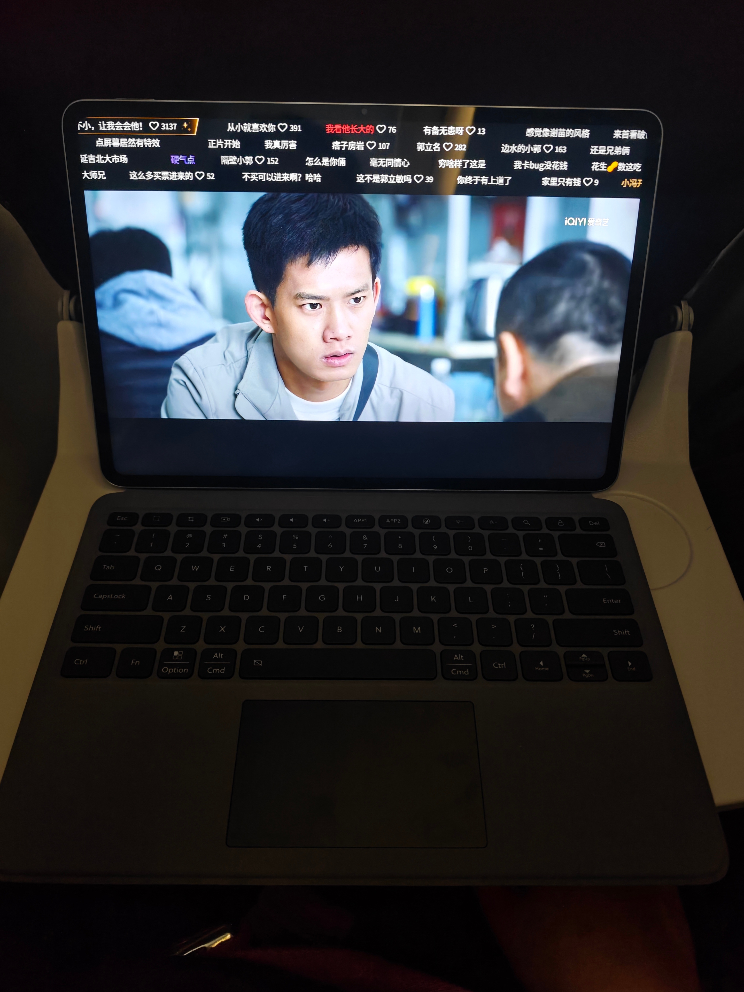 最近坐飞机都是用vivo Pad6 Pro看视频，4K高清大屏幕，看包贝尔演的反