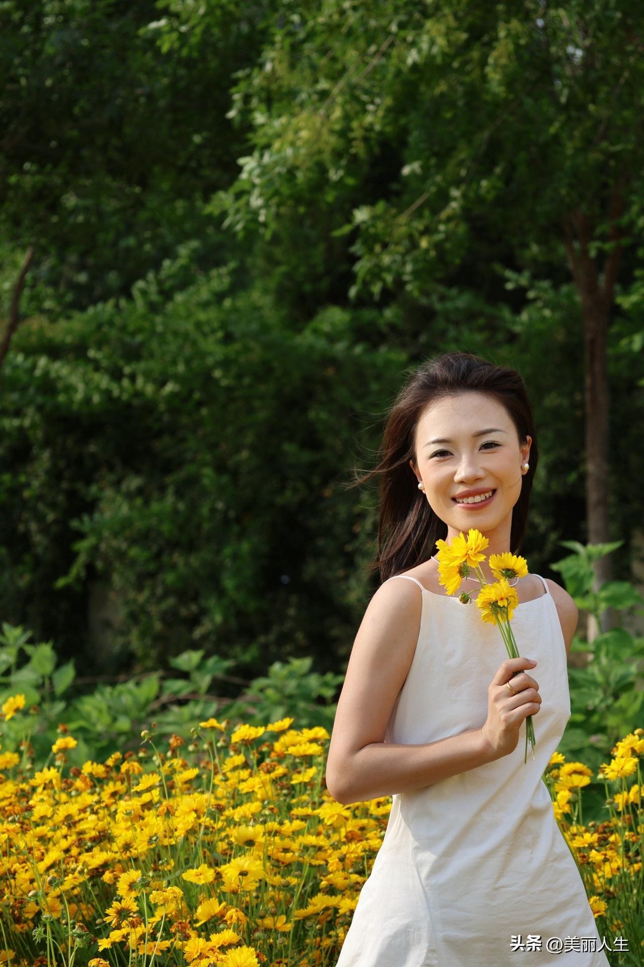 把烦恼轻轻放下
把快乐好好珍藏
日子温暖，眼里有光
生活再平凡
也满是小美好[太