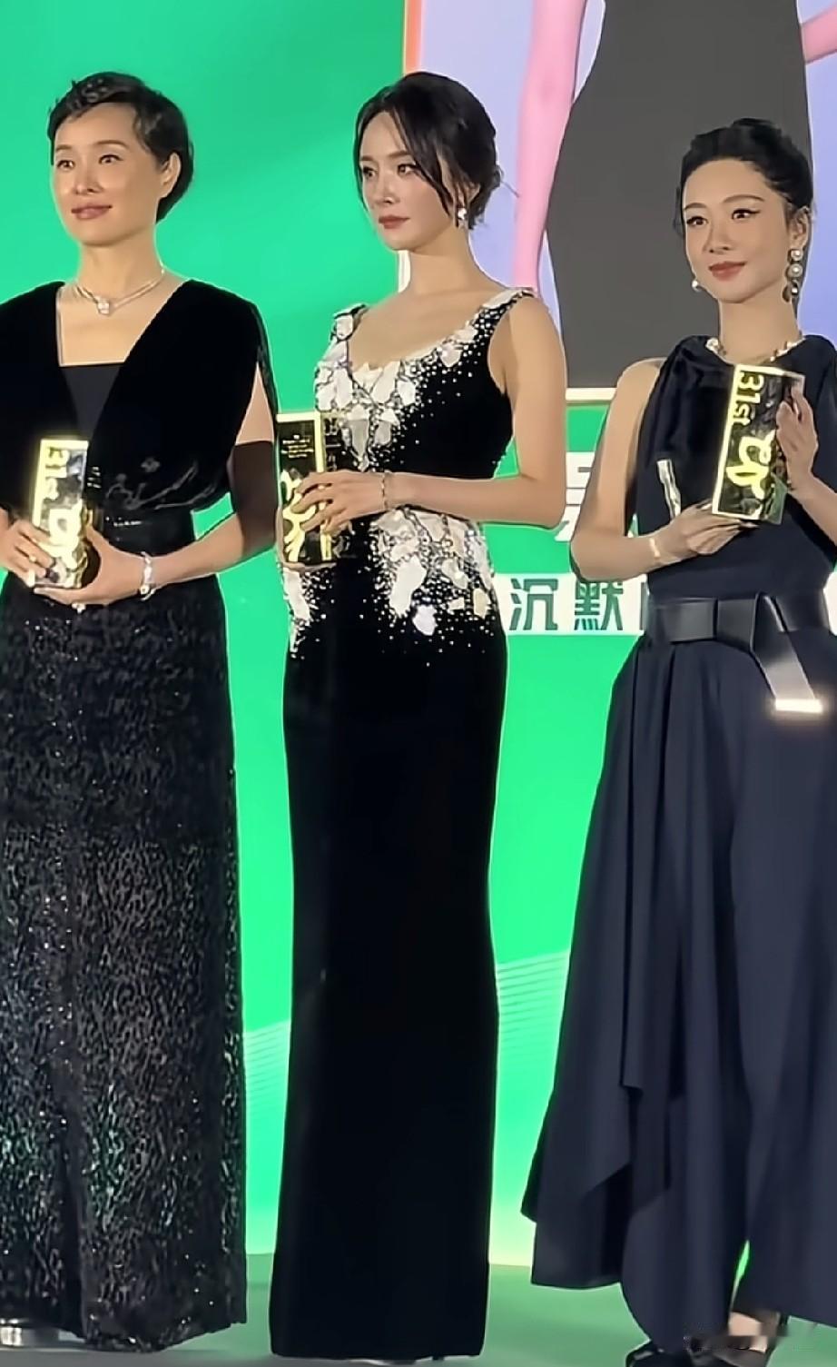 白玉兰晚宴杨紫和杨幂本来很和谐，杨幂也展现出大姐姐风范，上台后特意回身扶杨紫上台