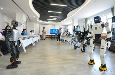 凤凰新闻【全球首个！智慧康养机器人养老驿站在北京投用】全球首个智慧康养机器人养老