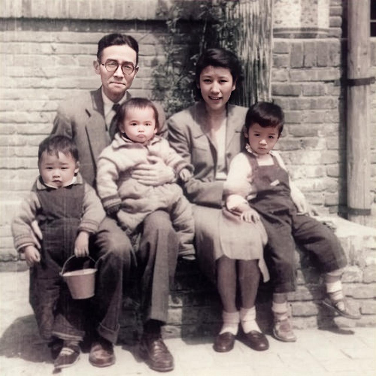 57岁梁思成和儿媳周如枚、孙子的合影，背后故事还挺耐人寻味。周如枚父亲周培源和梁