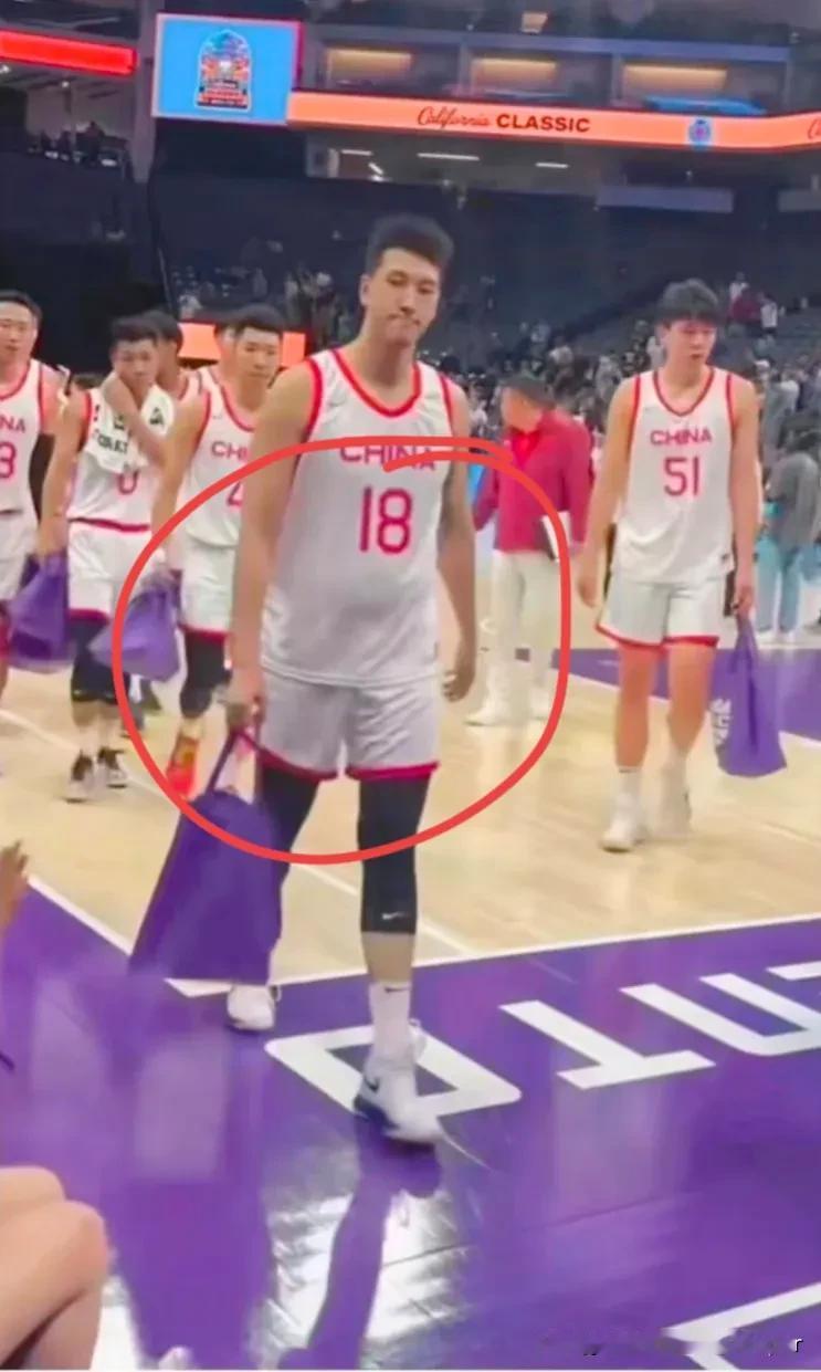 杜润旺的身材走形，在美国观赛的球迷：你敢相信这是一个职业球员的体型？小肚子都出来