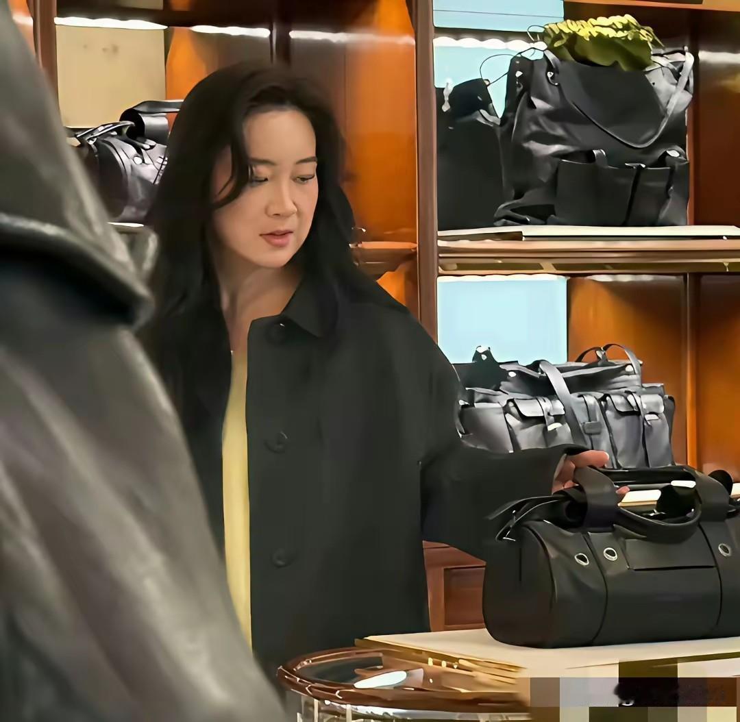 贾玲的转变着实令人惊叹！
以往那个胖胖且搞笑的她，形象早已深入人心，如今却摇身一