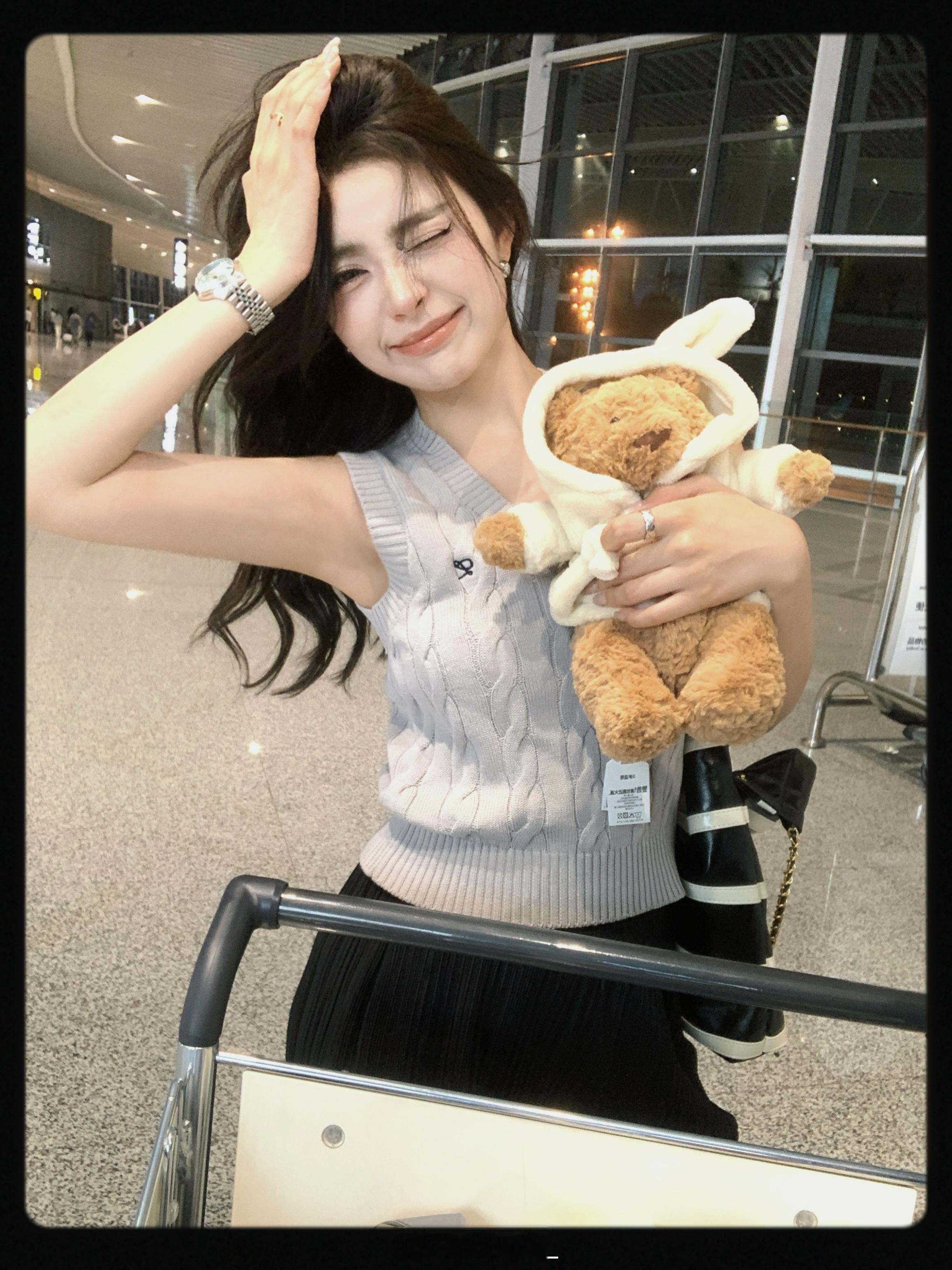 落地咯！嘿嘿[酷]这次出差把我的🐻带着一起 出门的时候纠结了好久因为行李都快装