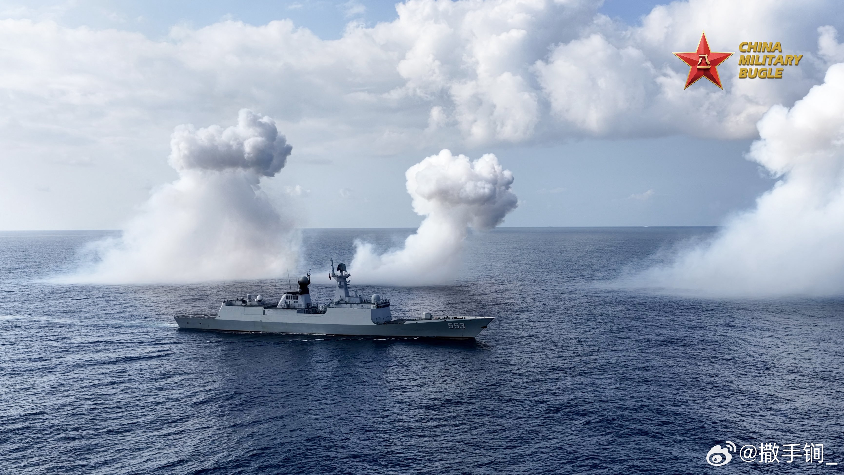 553大理舰发射干扰弹后的效果： 