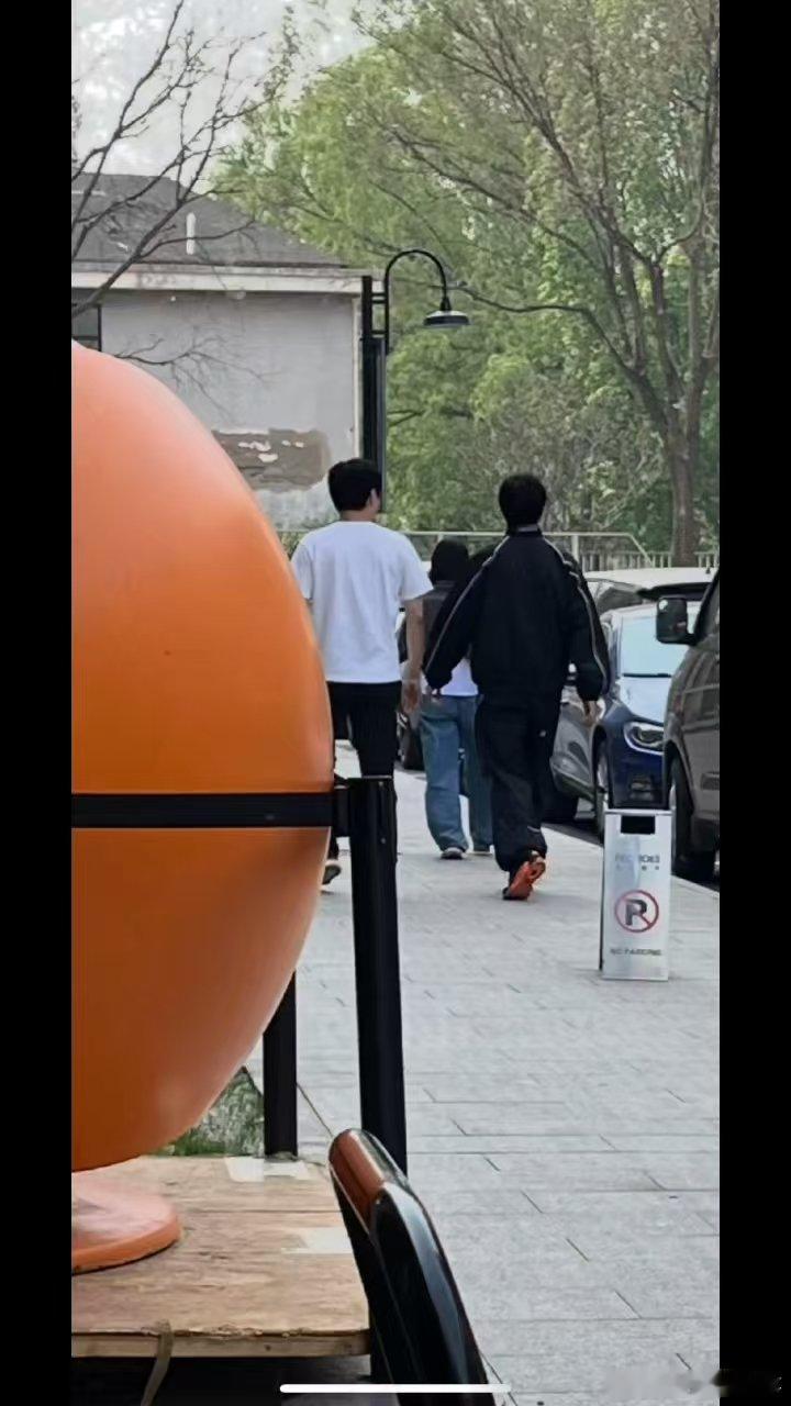 李现和去有风的地方导演同游 李现又和《去有风的地方》导演丁梓光一起出去玩了，第二