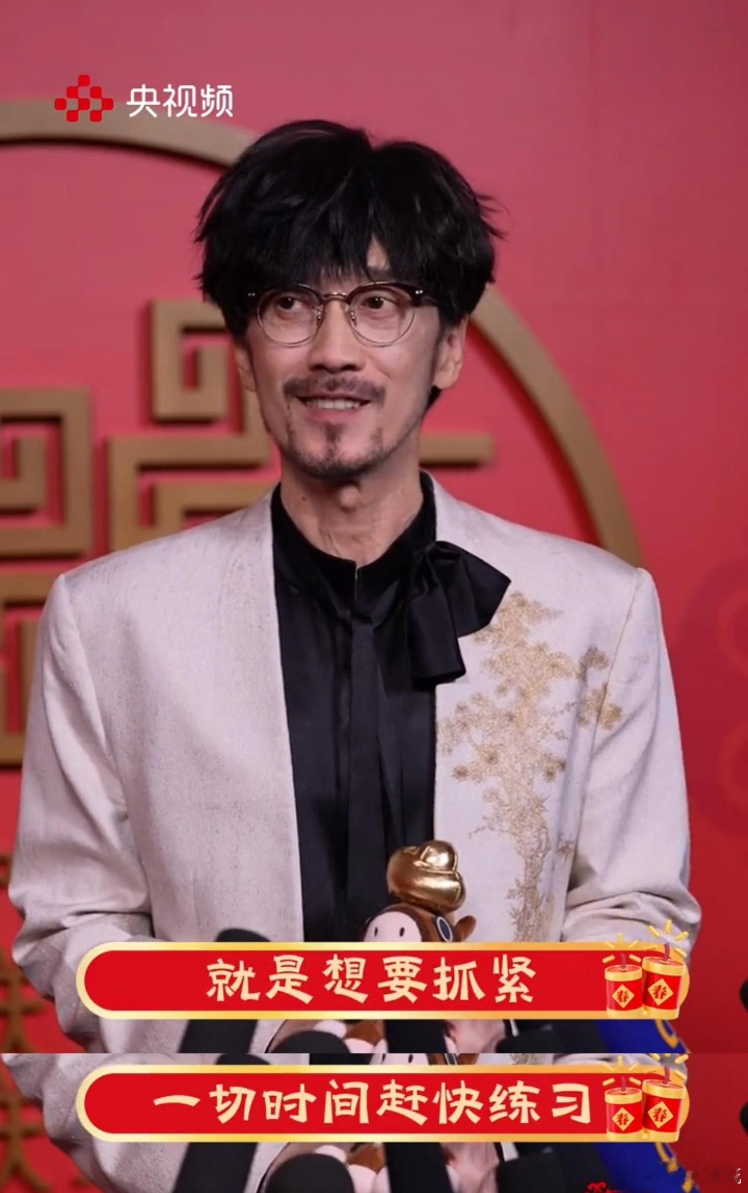 终于等到周传雄的春晚首秀！周传雄春晚后台清唱黄昏 后台抓紧时间练歌的样子又紧张又