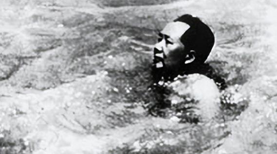 1957年，毛主席高烧不退，山东省委书记连忙一位老中医，老中医把完脉，手往桌上一