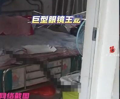 云南某女生晚上上床时，突然耳边听到衣柜里有异响，不由想去查看一下结果打开衣柜后，