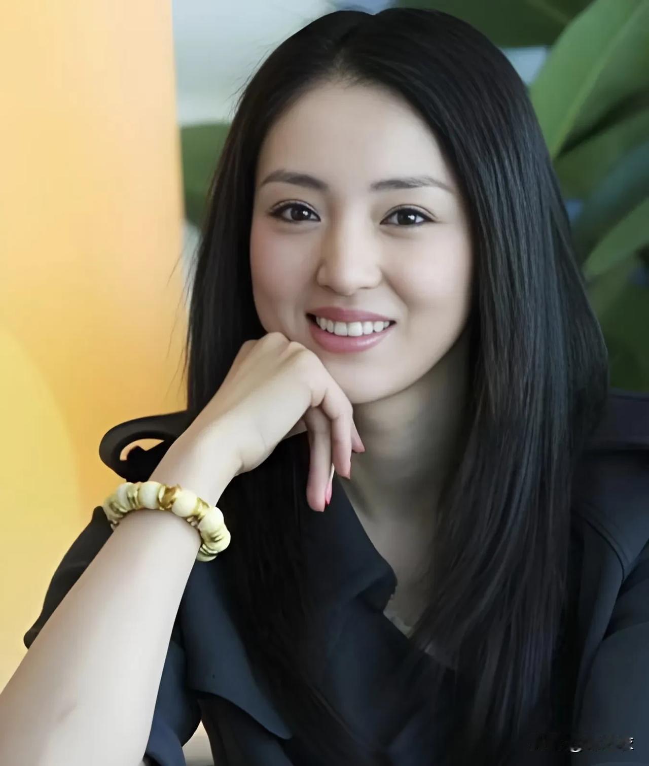我同意部分网友说的，从董璇的表情就可以看出来她不爱张维伊，甚至还有些嫌弃。

但