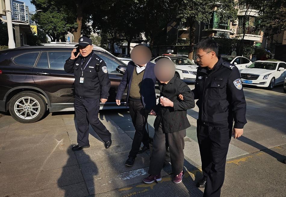 11月19日下午，@鄞州公安 白鹤派出所接到辖区居民的求助电话，称有一位老人摔倒