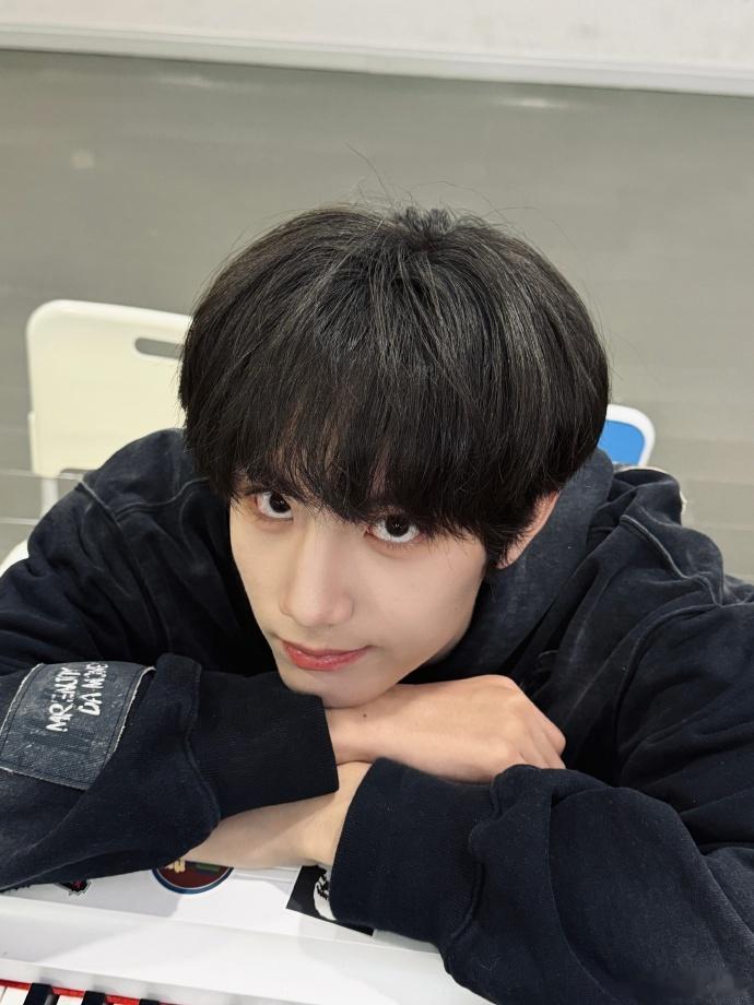 李煜东会好好努力公演的李煜东说公演很紧张李煜东说明天公演很紧张，又觉得上台后会好