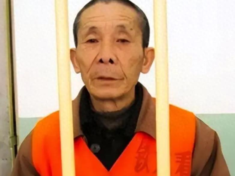2008年，一个年近70岁的老大爷拿着刀，跑到北京站去抢劫。面对前来抓捕的警察，