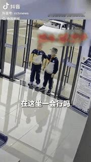 这俩小男孩火了！央视新闻都点赞转发了。湖北黄石，俩小男孩到派出所休息被投喂，结果