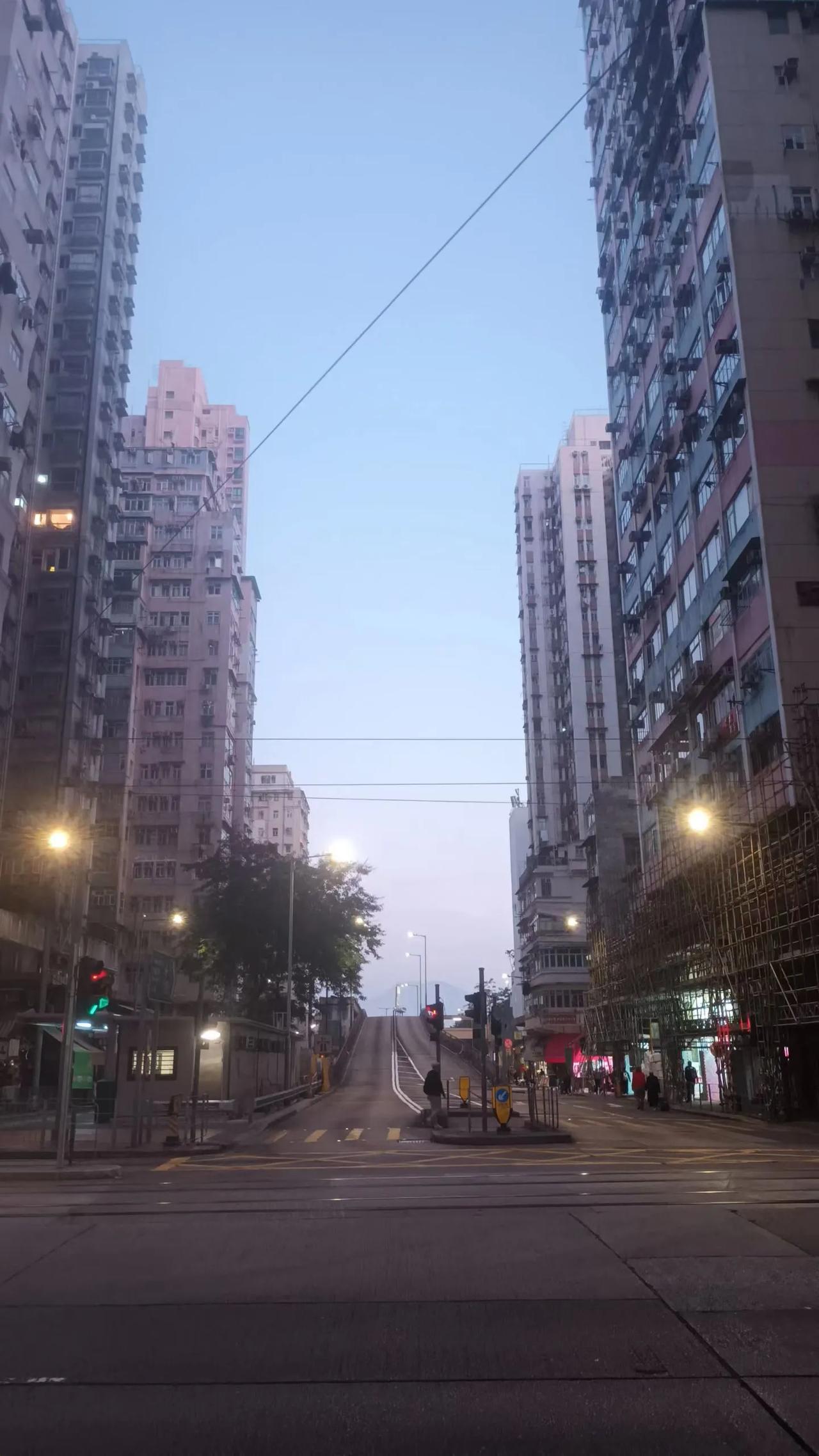 「莫道君行早，更有早行人」，倚日月光辉，走未完道路。