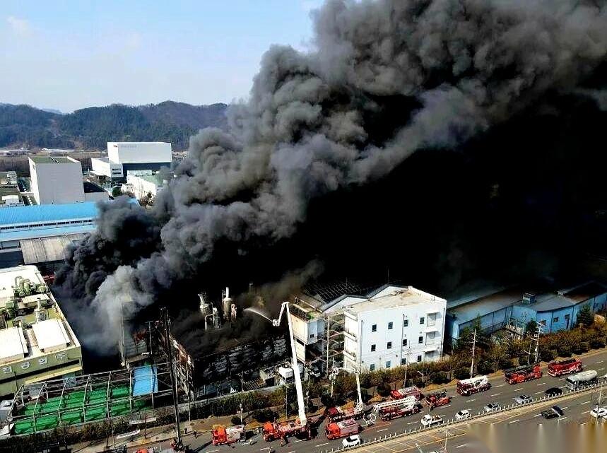 甘肃玉门那家烧死3人的化工厂，出事前，附近的人天天闻着一股怪味。
他们一次又一次
