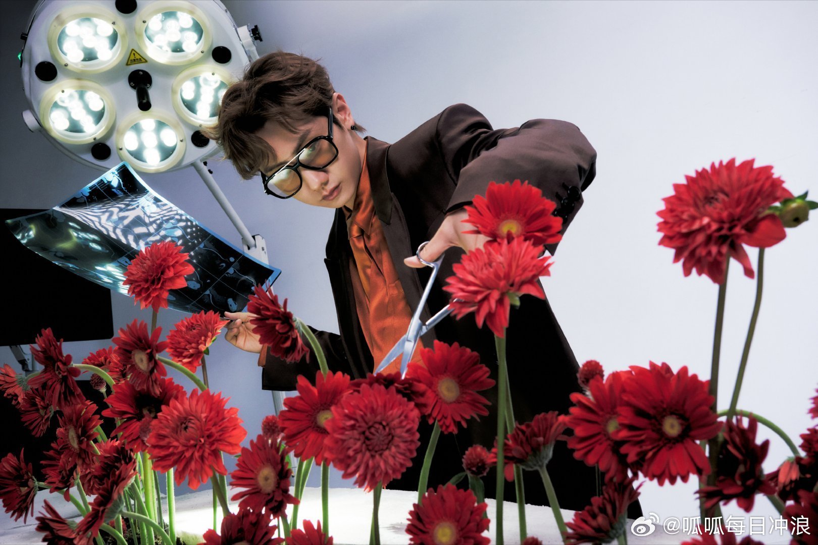 陈哲远汪苏泷微博之夜撞衫，整套造型+眼镜都撞了。 