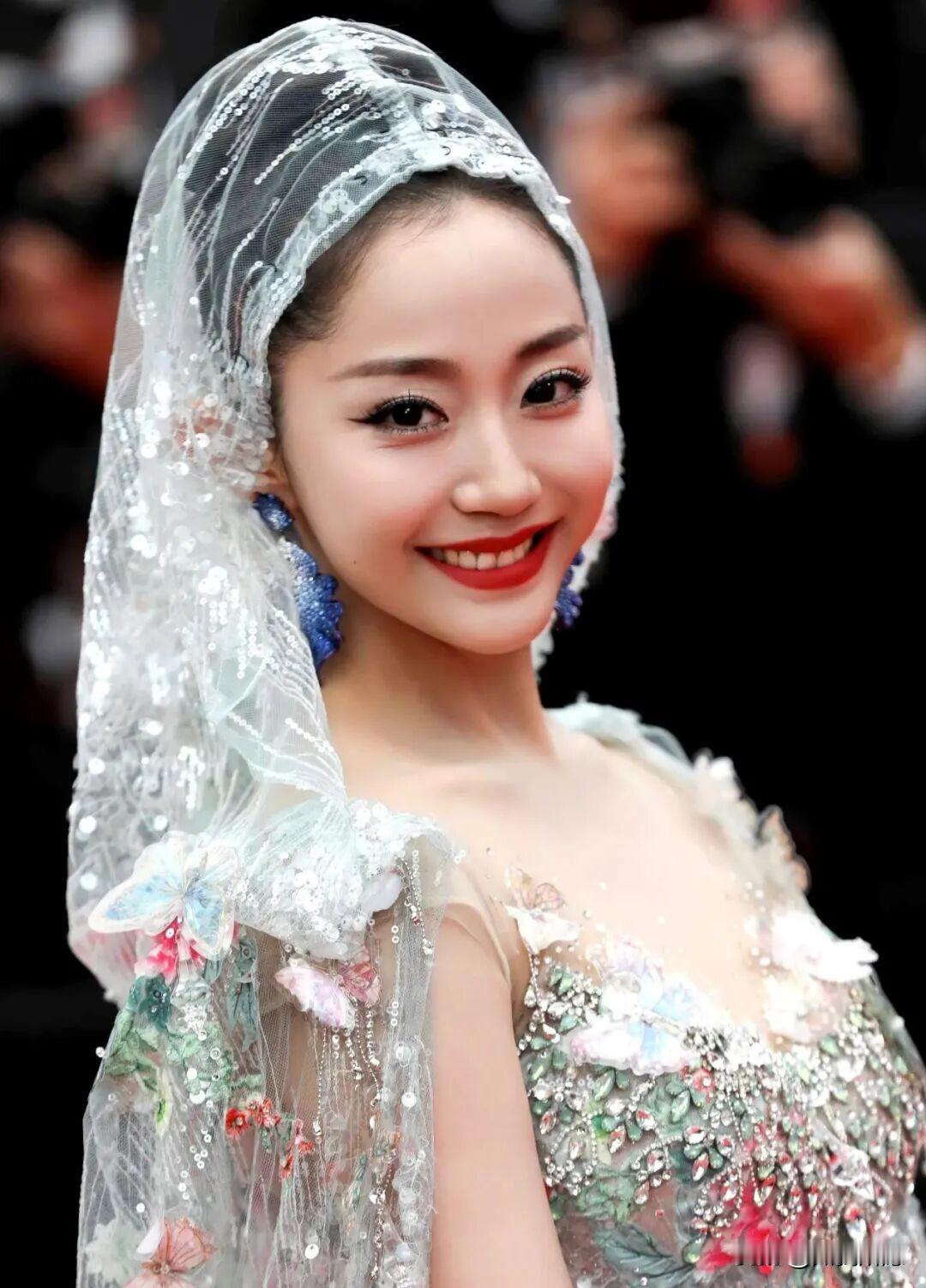 要说圈里，
最让我服气的是就是万千惠了，
中戏毕业没几年，直接嫁给了大自己几十岁