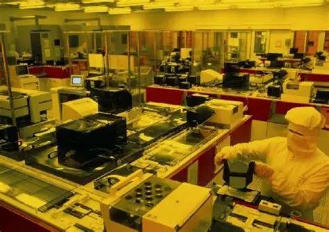 日本垄断光刻胶，但它离不开中国的上游核心原材料。
很多人担心日本会效仿当年对韩国