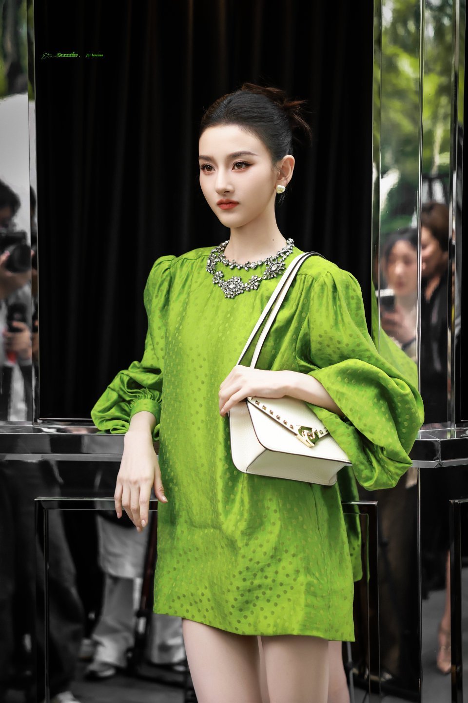 宋祖儿Valentino活动，复古绿色裙+大光明盘发，此脸就是女娲炫技之作，无法