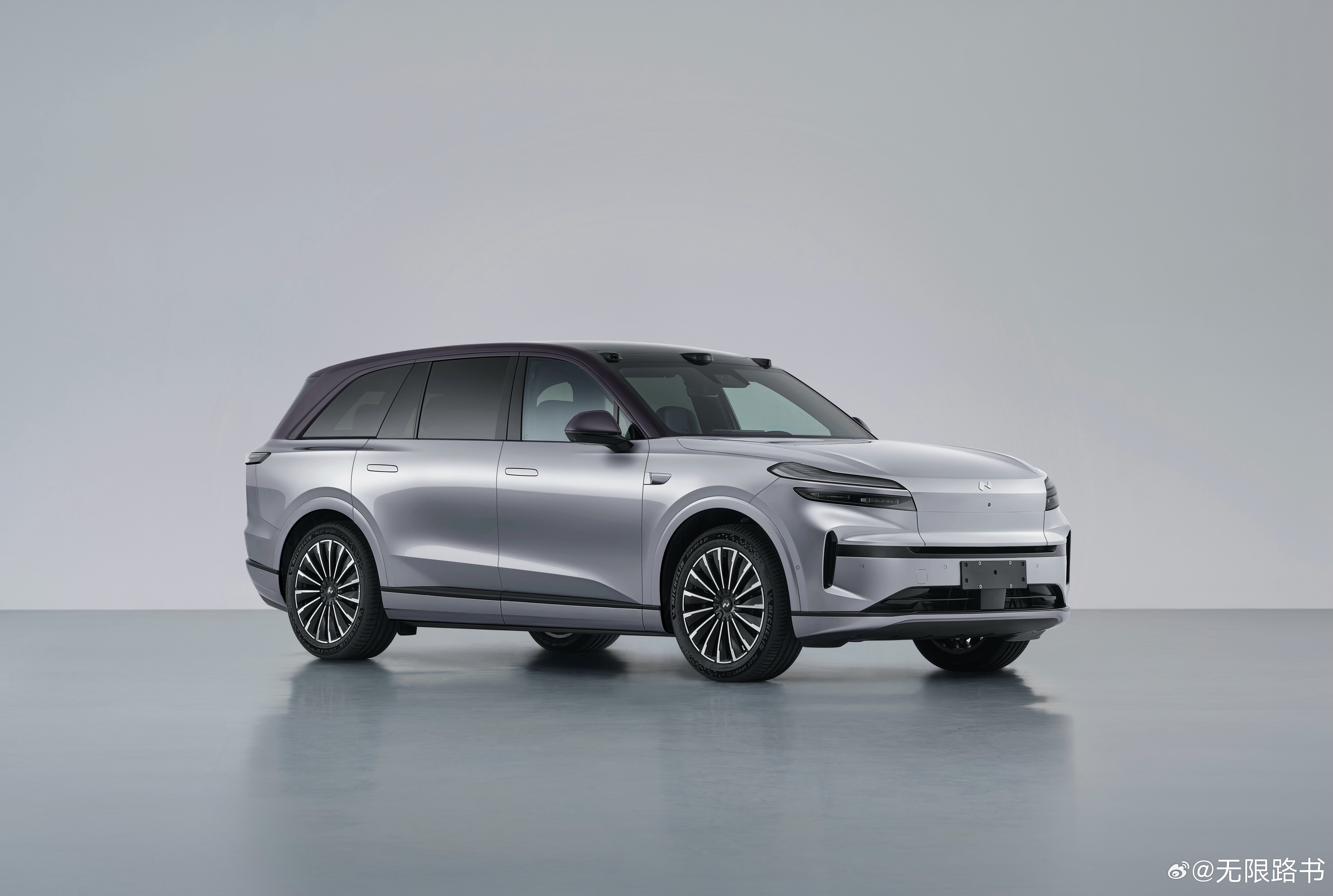 双色车身，带激光雷达的L90，是不是看上去更有气场，也更有科技感了？不过这款车价