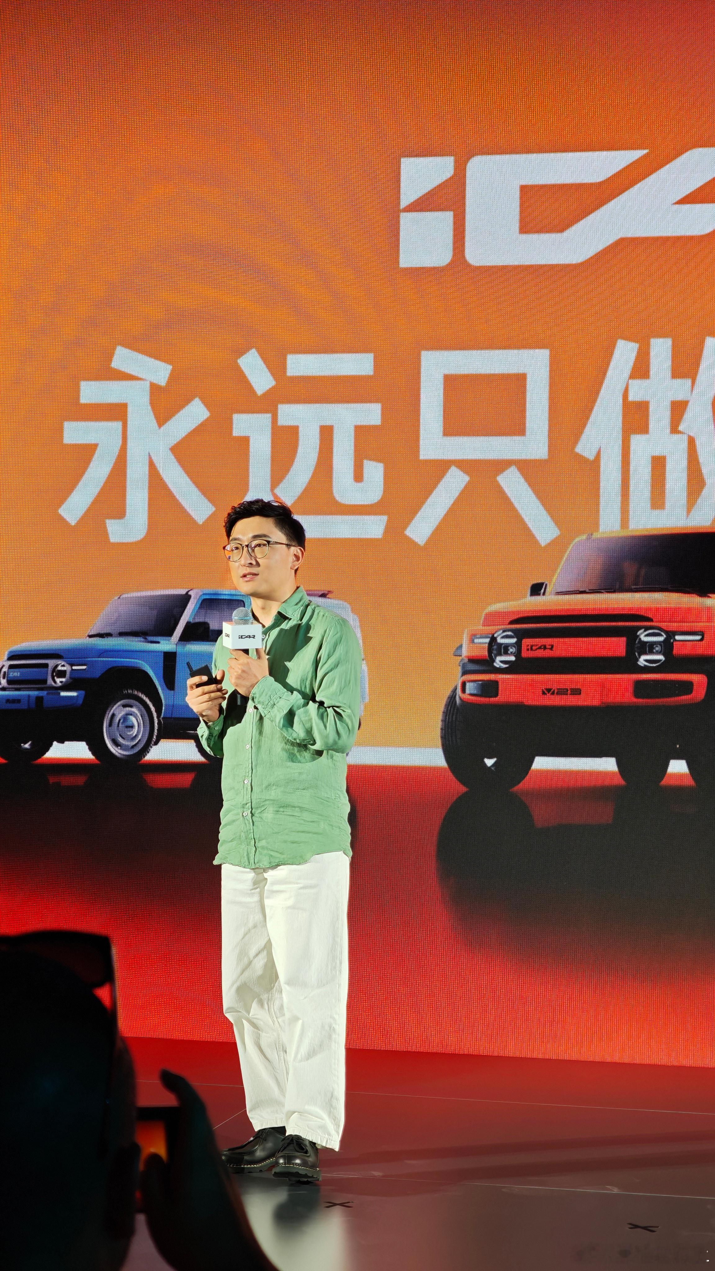 iCAR很包容的 复古版发布会现场有一排经典改装车有桑塔纳旅行版 LC71 草原