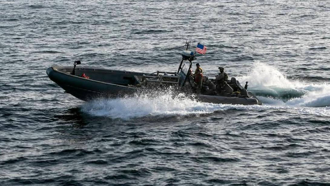 4月20日，美国海军陆战队员在阿拉伯海登船并扣押了一艘悬挂伊朗国旗的集装箱船“T