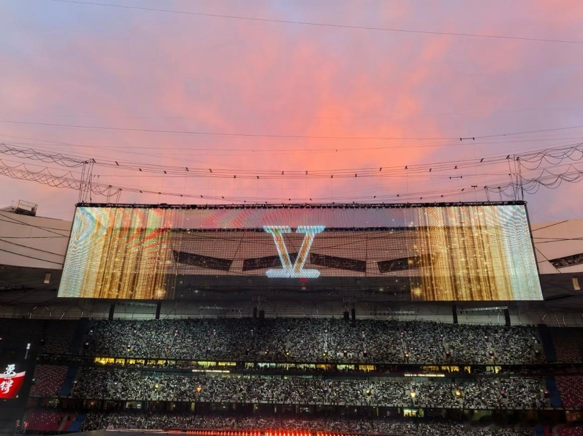 4月19日张杰鸟巢演唱会收官，1982闭幕式的完美收官➕绝美晚霞！🌇张杰鸟巢演