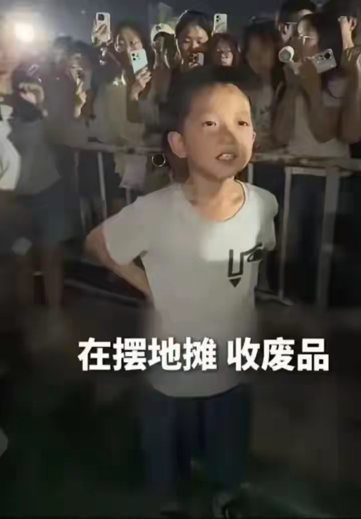妈妈曾是光鲜主持人，如今摆摊卖拖鞋，儿子的拥抱让所有人破防！ 