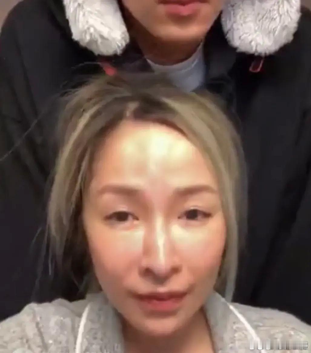 萧亚轩一直说她还没从妈妈去世的阴影走出来，再加上感情一波三折，看这精神状态的确令