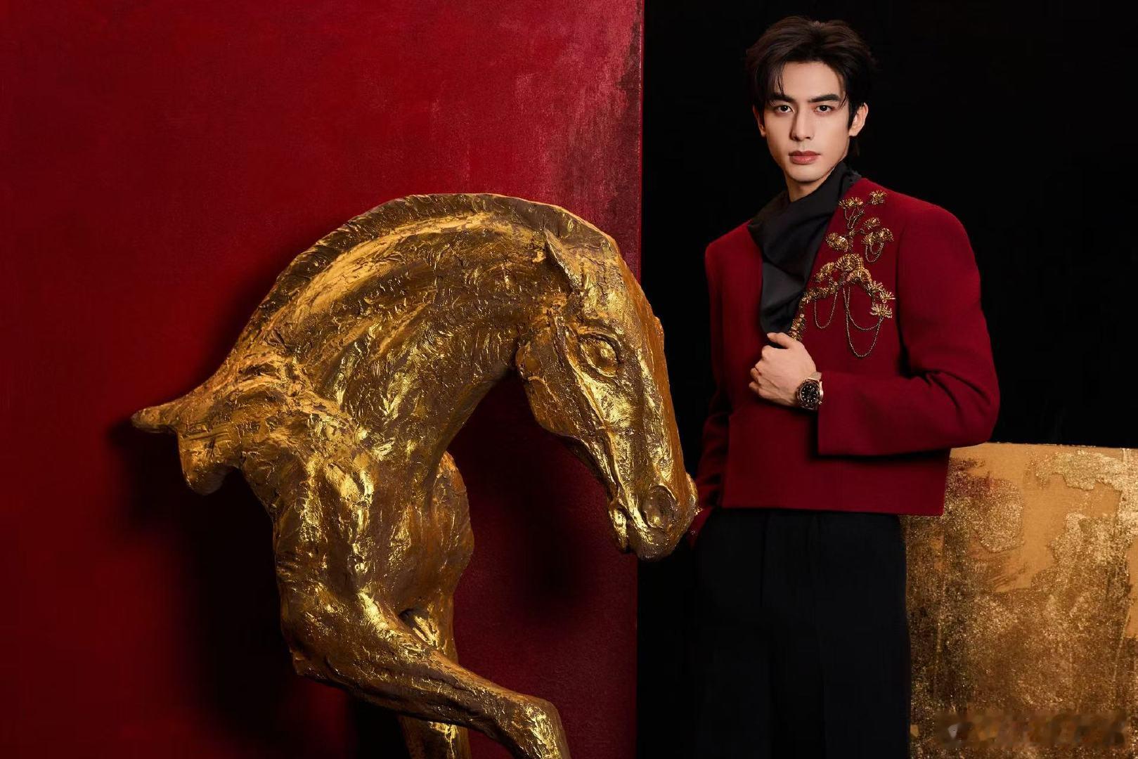 宋威龙 新郎官 从荧幕里的深情男主到春晚舞台的红装少年，宋威龙首登春晚就拉满氛围