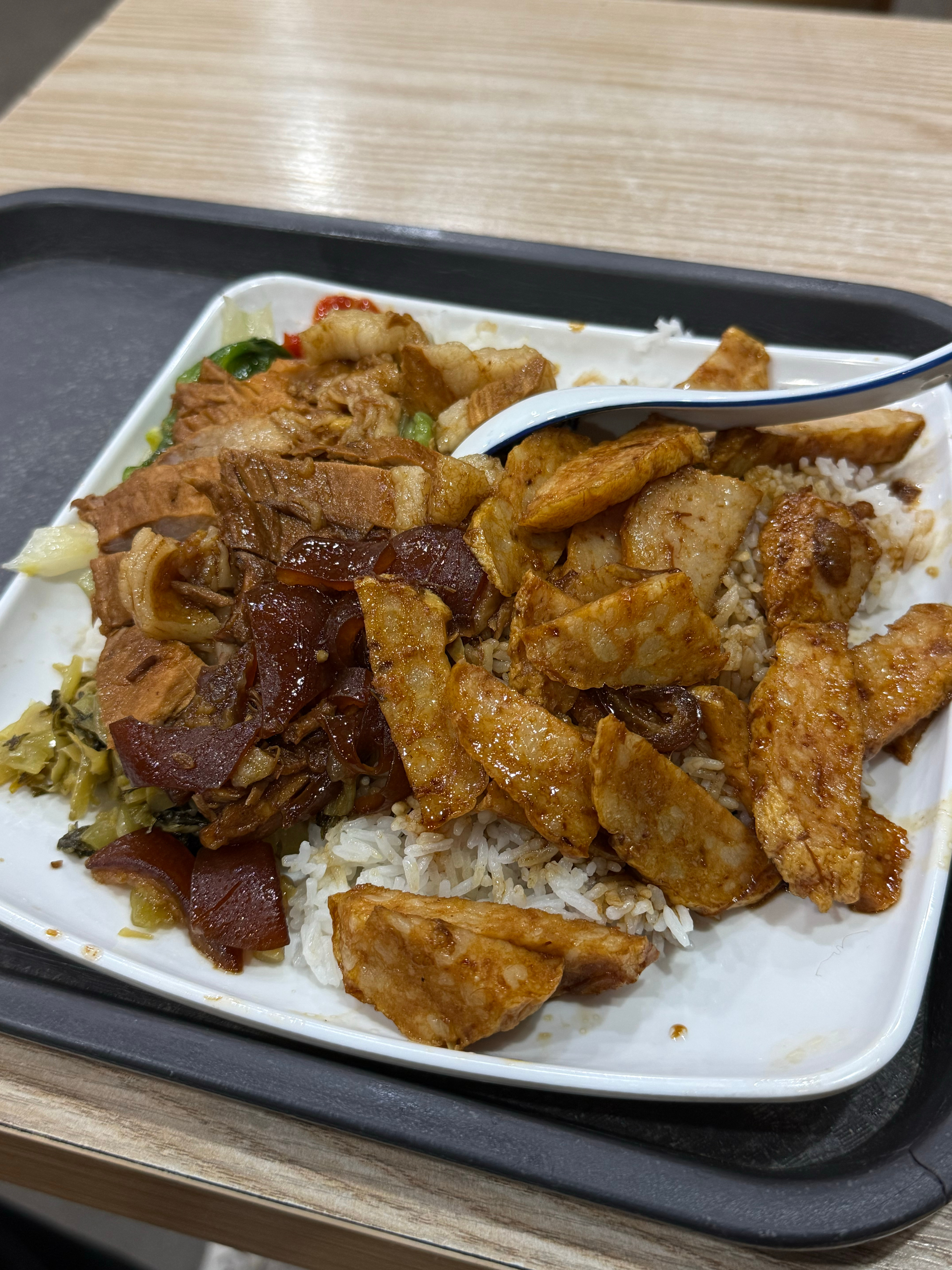 来广州不知道吃啥，刚好楼下有家猪脚饭，那就整上 广州
