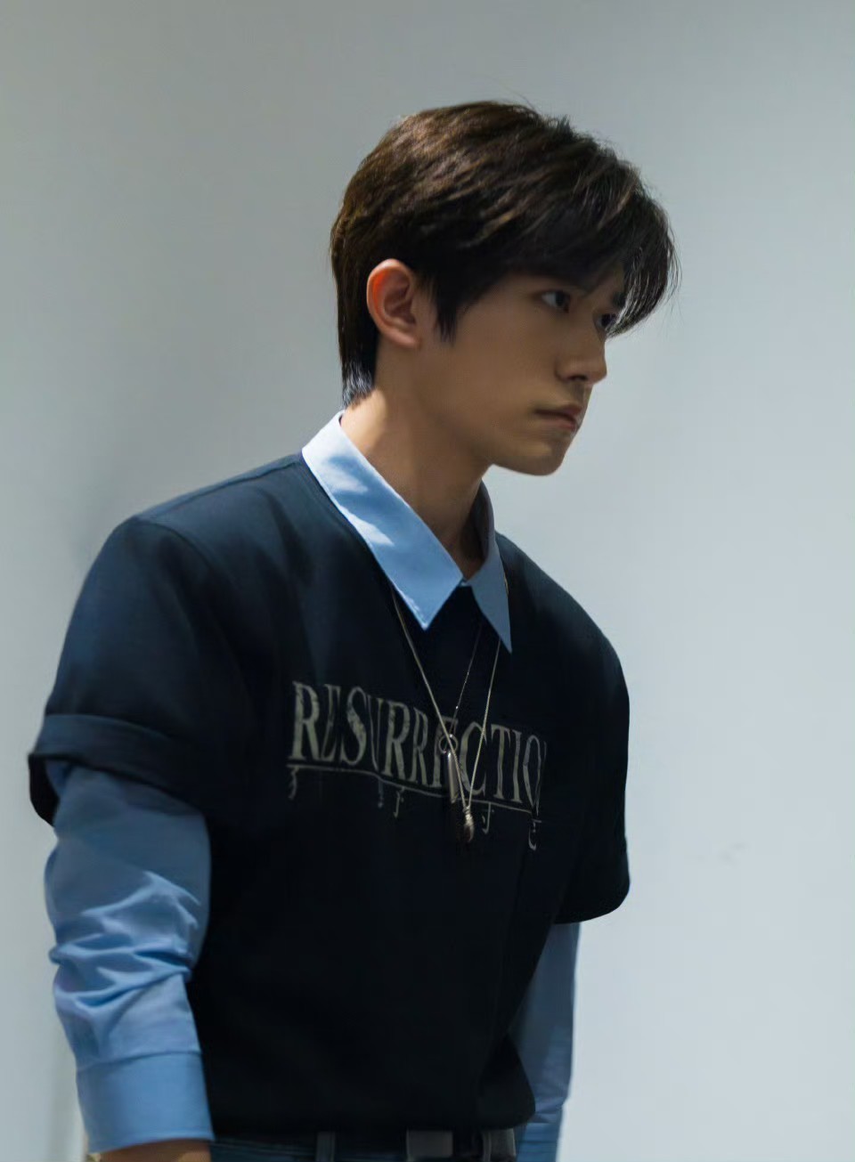 在生活里找易烊千玺的影子 千玺的随拍藏着安静的力量，清晨的露珠、午后的微风、夜晚