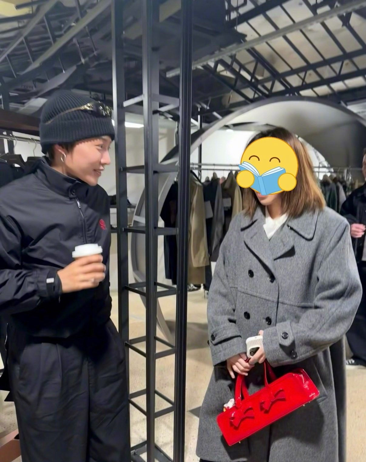 好幸运啊，网友在伦敦偶遇了17岁就开始喜欢的刘雨昕并且还合影了