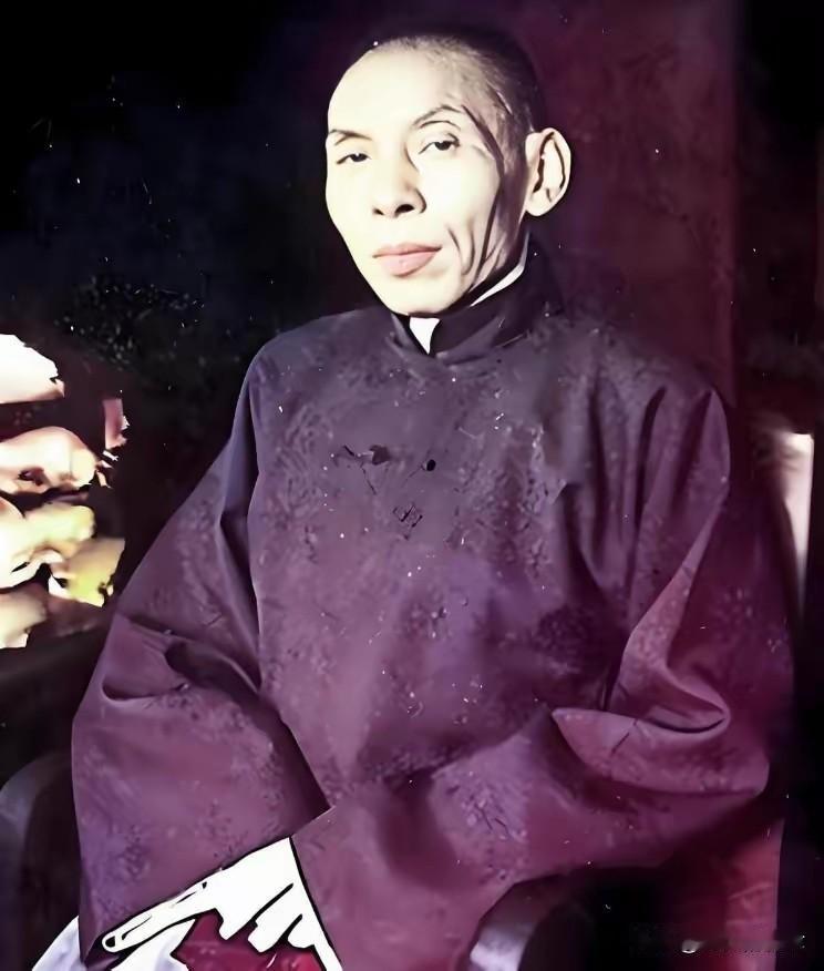杜月笙临终开汇丰保险柜，全家盼巨额遗产，开箱后只剩一堆欠条
 
1951年香港，