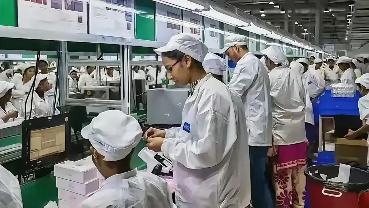 我有种预感，智能手机的棋盘早就悄悄挪了位置。

今年六月，货柜里那层塑料膜还没拆