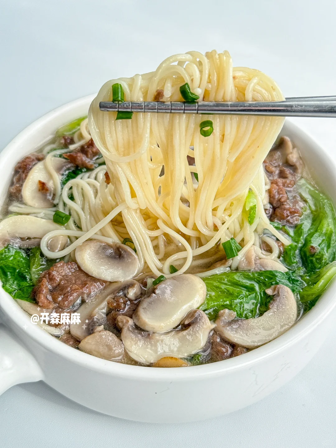 10分种搞定一餐！！一口鲜掉眉毛的口蘑汤面