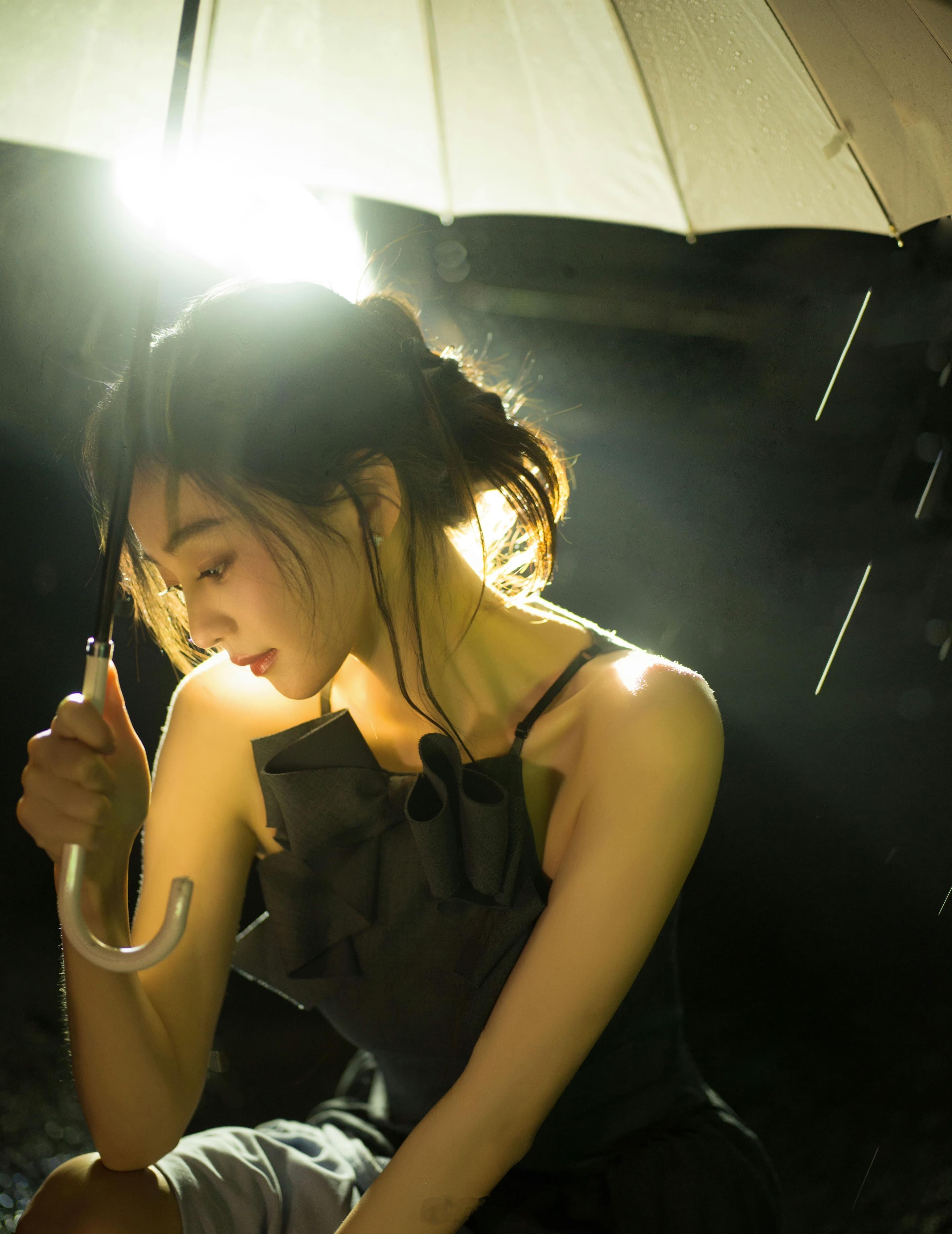 伞下的女孩 ​​​