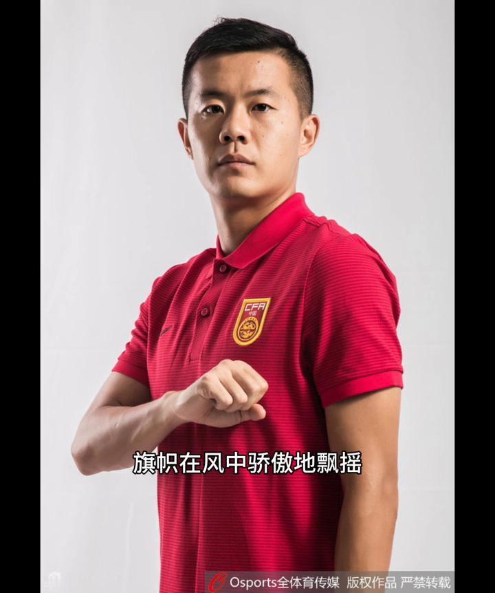 绿茵场上脚步在燃烧，汗水折射出荣耀的线条，呐喊声穿透云霄的浪潮，旗帜在风中骄傲地